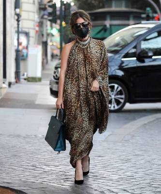 Леопардовая туника, чокер с кристаллами и маска с шипами: Леди Гага в образе итальянской дивы