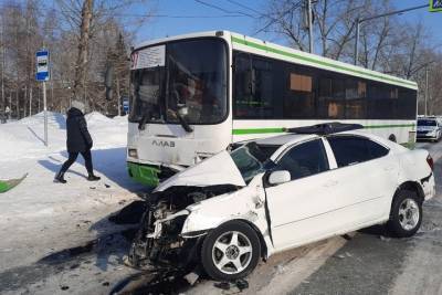 Водитель «Тойоты» разбился после столкновения с автобусом на улице Новосибирска