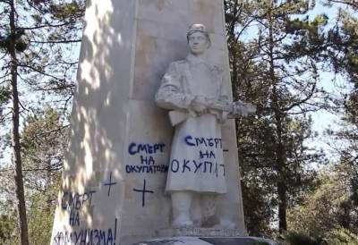В Латвии одобрили осквернение братской могилы советским солдатам