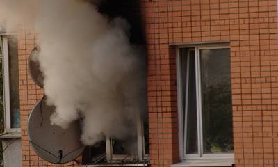 В Петрозаводске мужчину во время пожара оказался запертым в квартире