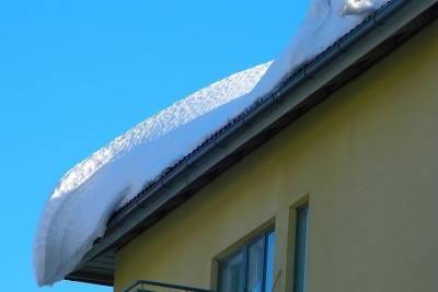 Жительница Елабуги сломала позвоночник после падения снега с крыши