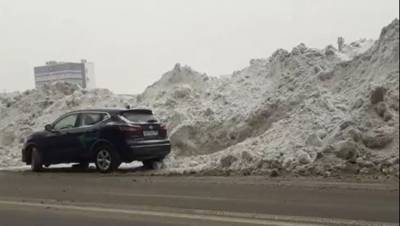 Гигантские стены из снега в центре Петербурга возмутили горожан