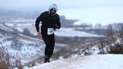 Россиянин пробежал 66 километров по замерзшему озеру и прославился в сети