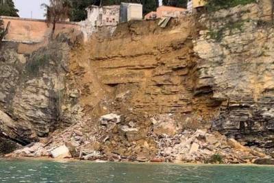 В Италии более 200 гробов с телами смыло в море из-за оползня