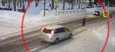 Бегущий пешеход успел под колеса машины в Карелии (ВИДЕО)