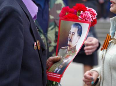 25 февраля: 65 лет назад Хрущев развенчал культ личности Сталина