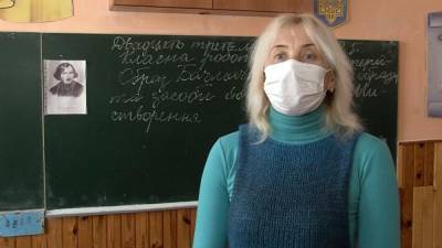 Учительница взобралась на парту, чтобы рассказать детям стих о Майдане: интересное видео