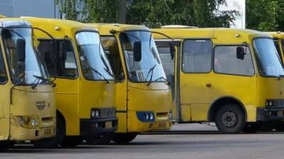 В Киеве у забитой пассажирами маршрутки на ходу отпало колесо: фото