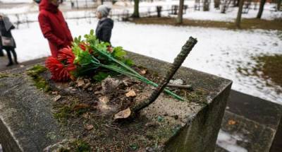 Россия призвала Латвию отреагировать на разрушение мемориала в Екабпилсе
