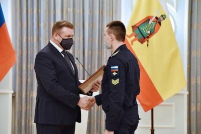 Губернатор Любимов наградил рязанских курсантов и активистов