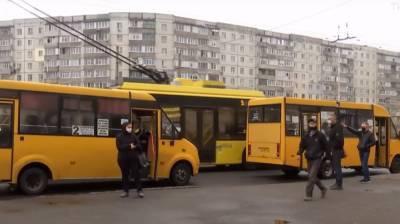 ЧП с маршруткой в Киеве, кадры: "переполненная на полном ходу..."