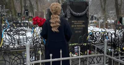 Тимошенко выложила одинокое фото среди могил
