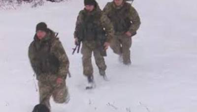 Переполох военных на украинско-российской границе, видео: "Четверо человек на УАЗе..."