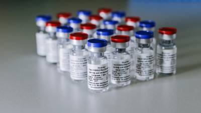 Минздрав РФ снизил вдвое цену на вакцину "Спутник V"