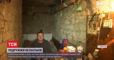 Ждали седьмого ребенка: в Николаеве пару бездомных выгнали из подвала и установили металлические двери (фото) - tsn.ua