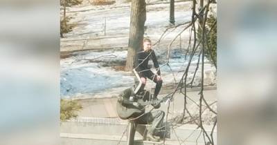 Вандал сел на голову памятника Владимиру Высоцкому во Владивостоке