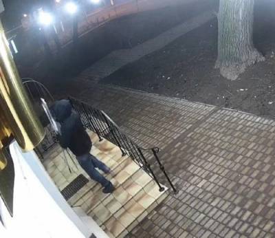 Шустрый грабитель в одиночку обнес магазин в Одессе: "Ущерб на миллион" , видео