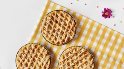 Куриный пирог с финиками и мандаринами: сытный рецепт к праздничному столу
