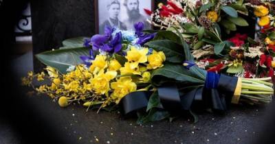 Зеленский отправил корзинку цветов к памятнику Лесе Украинке (ФОТО)