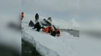 Десятки снегоходов с рыбаками прыгают через расколовшийся лед на Сахалине