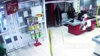 Разбойное нападение на магазин на проспекте Науки попало на видео - piter.tv
