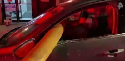 В Нью-Йорке пожарные разбили окна припаркованного авто, чтобы протянуть шланг