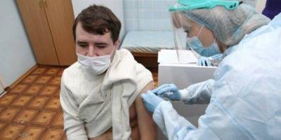 Прививки от коронавируса начали делать в Полтавской области