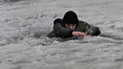 Сахалинские рыбаки оказались в ловушке на льдине из-за трещины
