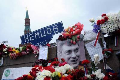 Истории хранителей народного мемориала на мосту у Кремля, где убили Бориса Немцова