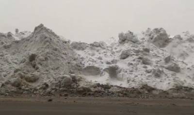 В Санкт-Петербурге обнаружили трехметровую стену из грязного снега