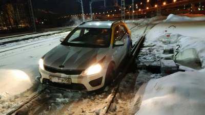 Водитель бросил каршеринговый автомобиль на железной дороге в Москве