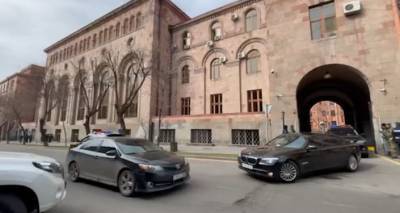 Спикер парламента покинул здание правительства после встречи с Пашиняном