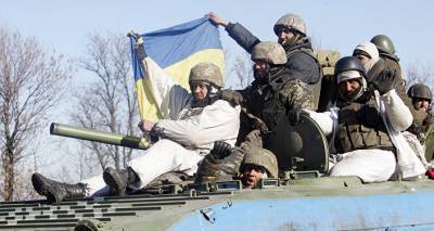 На Украине торжественно встретили семь подержанных внедорожников, подаренных Латвией