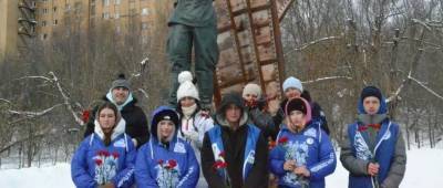 В Красногорске волонтеры возложили цветы к памятнику фронтовому кинооператору