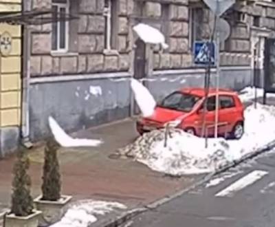 Мгновенная карма: снег наказал нарушителя правил парковки, видео
