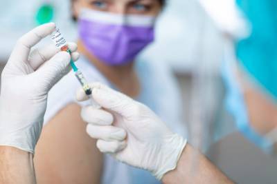 Вакцинация от COVID-19 уменьшает риск госпитализации более чем на 80%