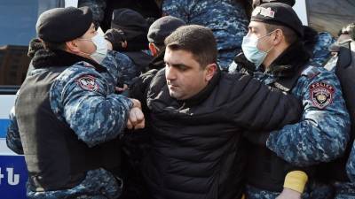 Страсти накаляются: в центре Ереване собираются сторонники и противники Пашиняна