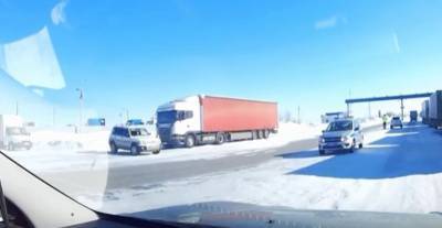 «Пускают по пять машин». На выезде из Магнитогорска в Челябинск скопилась пробка