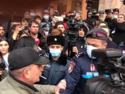 Силы полиции стягиваются в центр Еревана, начались стычки