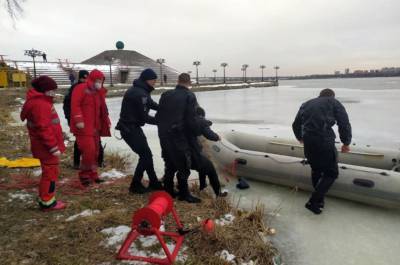 Женщина провалилась под лед на Днепре, спасатели сделали все возможное: кадры ЧП