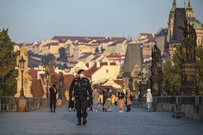 Власти Чехии опасаются надвигающейся катастрофы в стране из-за COVID-19