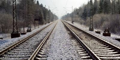 Легла прямо на рельсы: в Одессе 13-летнюю девочку сбил поезд