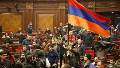 Армения на грани переворота: премьер обвиняет армию в попытке путча