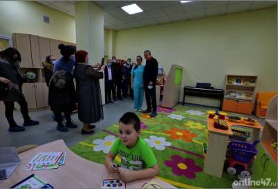 Мамы и бабушки снова могут присутствовать на праздничных мероприятиях в детсадах и школах Ленобласти