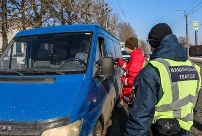 Нацгвардейцы дежурят на блокпостах Прикарпатья и на территории мобильного "ковид"-госпиталя