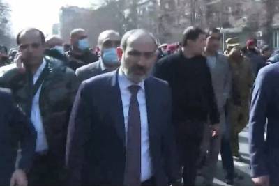 Пашинян и его сын вышли к толпе в Ереване