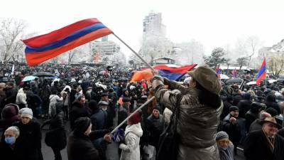 Генштаб Армении потребовал отставки Пашиняна. В Ереване собираются митинги противников и сторонников премьера