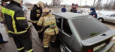 В Липецкой области спасатели вытаскивали из авто пострадавшую в ДТП девушку (видео)