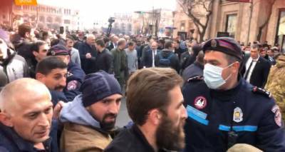 Пашинян вместе со своими сторонниками проводит шествие в Ереване – видео