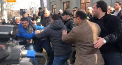 В Ереване произошли небольшие стычки между сторонниками властей и оппозиции – видео